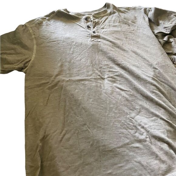 Hobbs Creek size medium mens tee shirt with button accents great condition - Picture 1 of 1